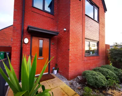 The Lawnswood – Spacious 4 Bed House 5 Minutes to Manchester City Centre With Free Parking